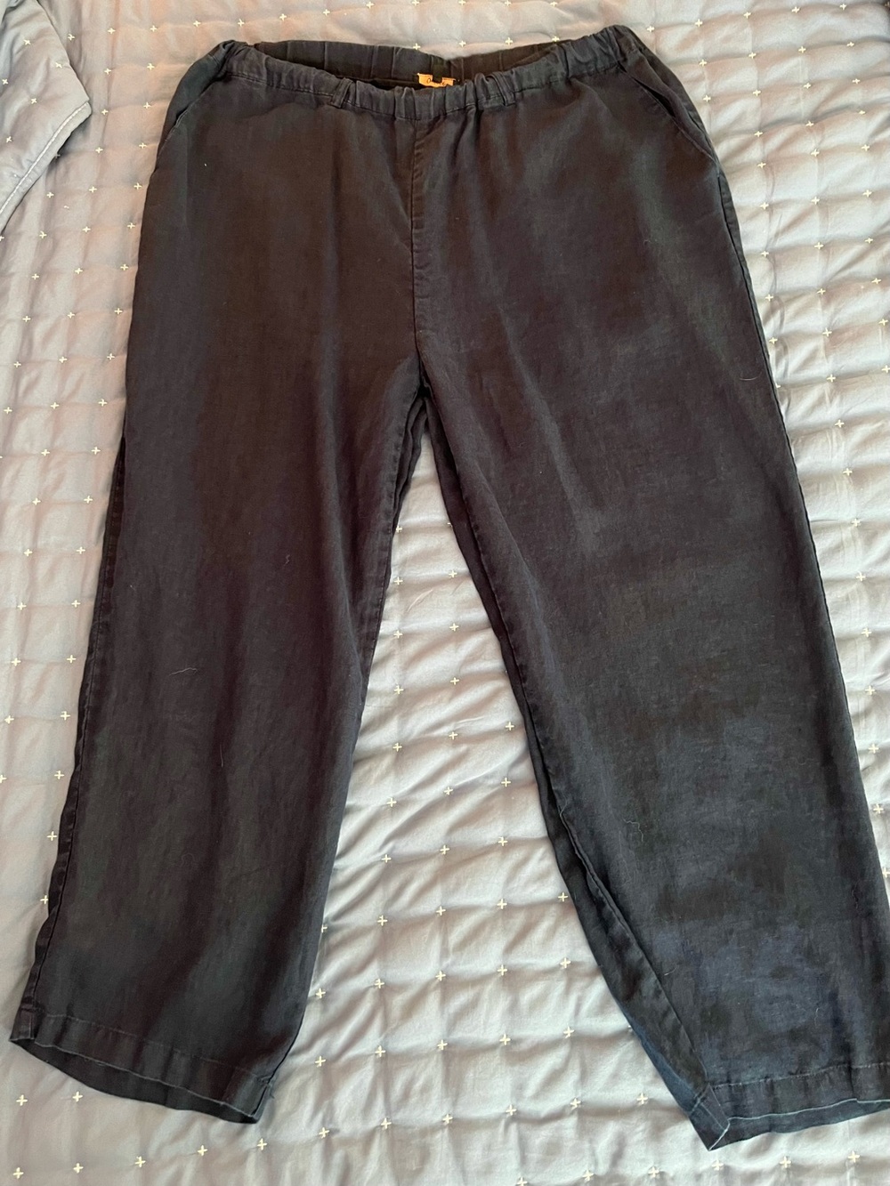 Women’s Quince brand lightweight wide leg linen pants. Navy